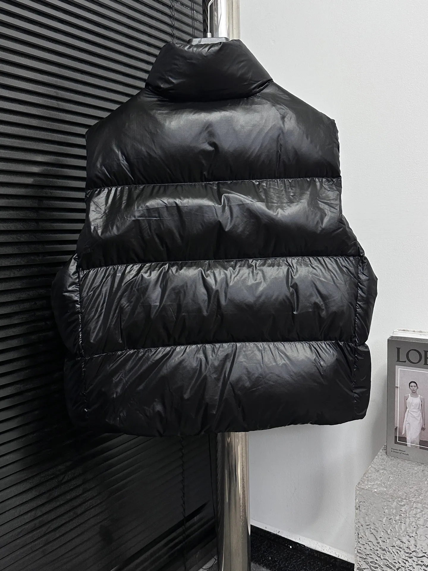 P560 [Canada Goose] Big Goose🦢Puff Down Vest has always been recognized as the warmest down jacket. Various Instagram celebrities, Internet celebrities, and celebrities often wear it for street photos. I make Canada Goose every year, but I still can't get rid of my love for it. No matter how cold the days are, there is no need to be afraid, because there is! Filled with 90% white duck down, it is the legendary warmest down jacket and is known as a must-have for Arctic outdoor sports! The most popular down jacket in the world, celebrities are rushing to buy it, it is a must-have! Size: XS-XL